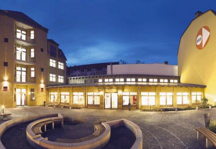 Außenansicht Bernd-Blindow-Schulen bei Nacht