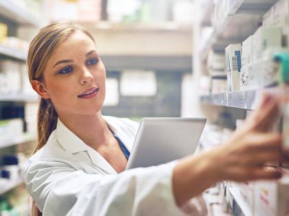 PTA bei der Medikamentenauswahl in der Apotheke
