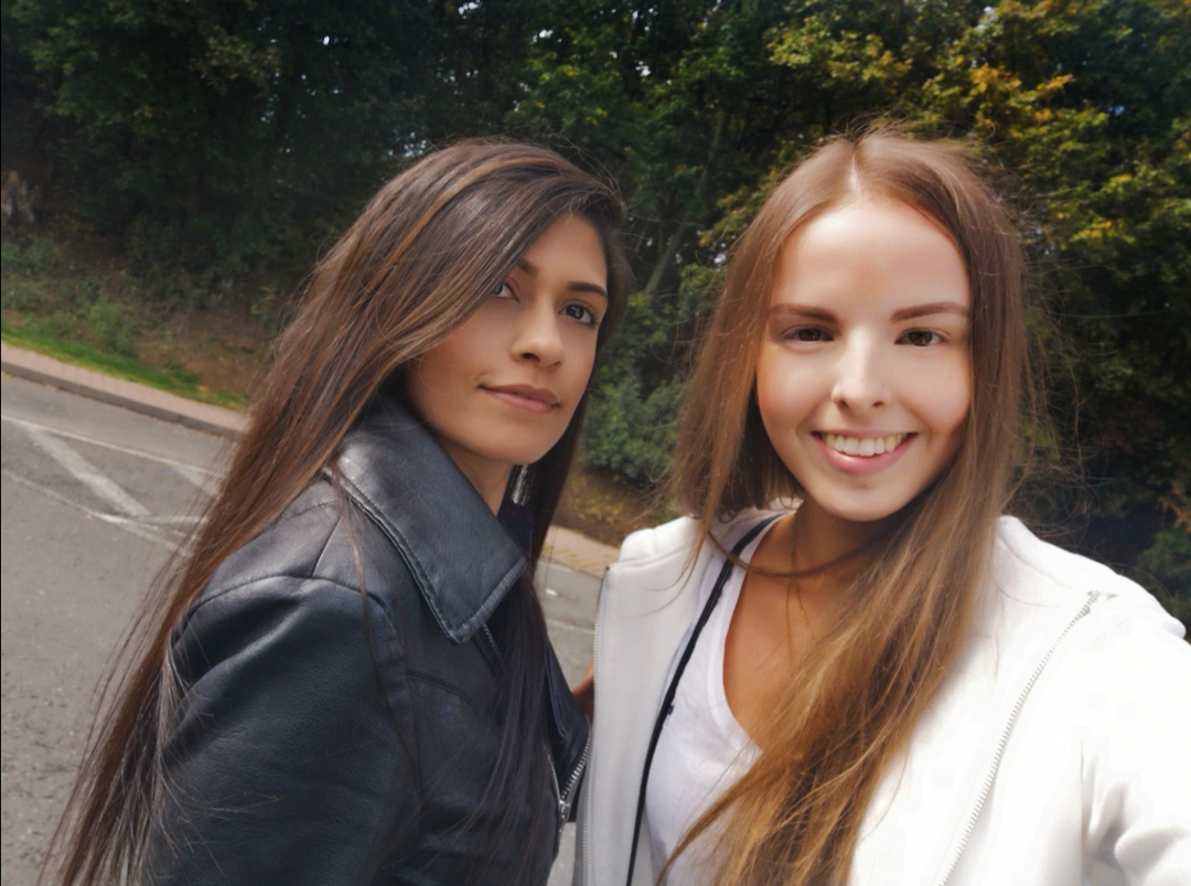 Sandra Böhmann (r.) mit ihrer Mitschülerin Ala. (Foto ist vor der Pandemie entstanden)