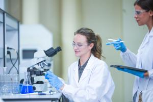 Biologisch-technische Assistentinnen am Mikroskop im Labor