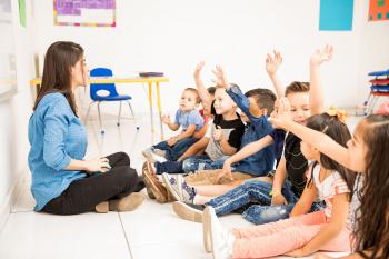 Erzieherin mit Kindern