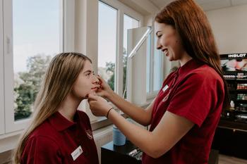Kosmetik-Schülerinnen üben Make-up-Techniken