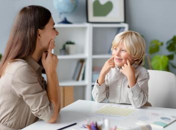 Logopädin bei der Sprachtherapie