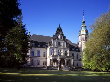 palais_front_0.jpg