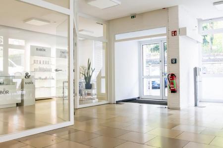 Das Cosmetic College hat seinen Sitz im "Alten Forsthaus", ehemals ein Hotel.