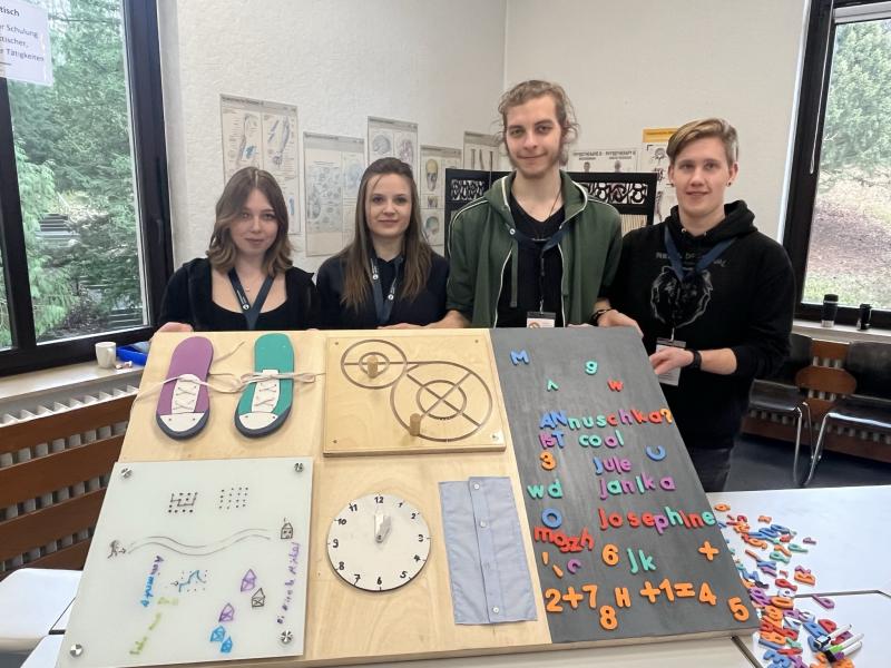 Diese Schülergruppe baute mit Grundschulkindern eine Motorikwand.