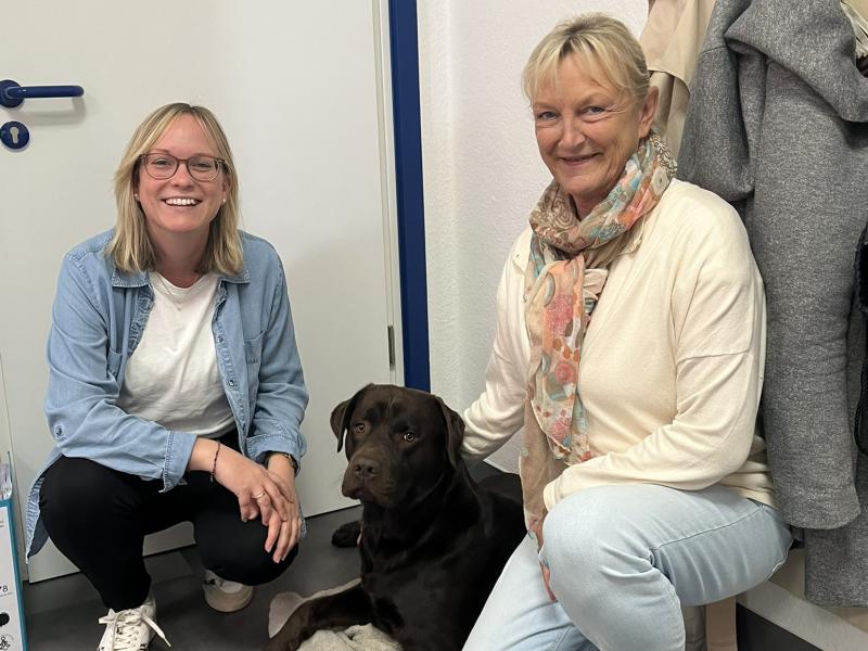 Das Sekretariats-Team Sabrina Raasch (l.) und Bettina Hammelmann begrüßten - gemeinsam mit Schulhund Fizz - die neuen Physiotherapeutinnen und -therapeuten.  