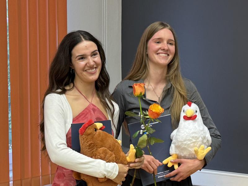 Die Absolvierenden mit Zeugnis und Geschenk-Huhn