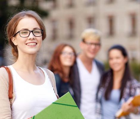 Auszubildende besucht Zusatzunterricht für die Fachhoschulreife