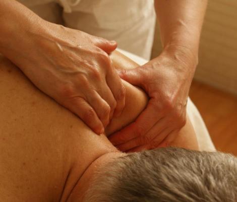 Die Ausbildung zum/zur Masseur:in und medizinischen Bademeister:in dauert nach dem Hauptschulabschluss 2,5 Jahre.